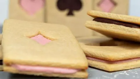 vegan strawberry and chocolate sandwich cookies