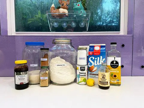 ingredients needed to make vegan gingerbread cake.