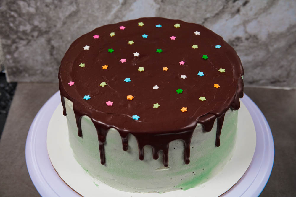 decorating the vegan grasshopper cake