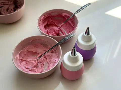 frosting bulbs and bowls of colored frosting.