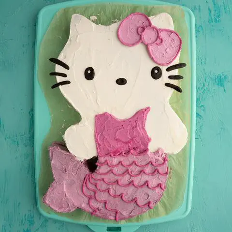 easy 1-layer homemade Hello Kitty cake.