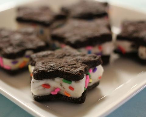 Vegan star-shaped ice cream sandwiches