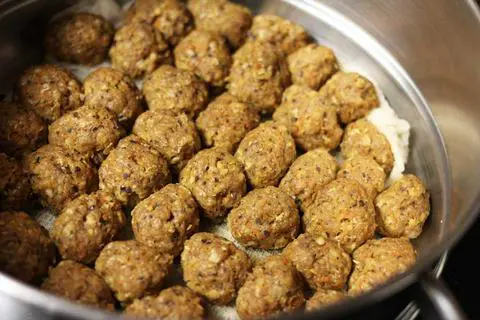 Steamed vegan sausage eggs