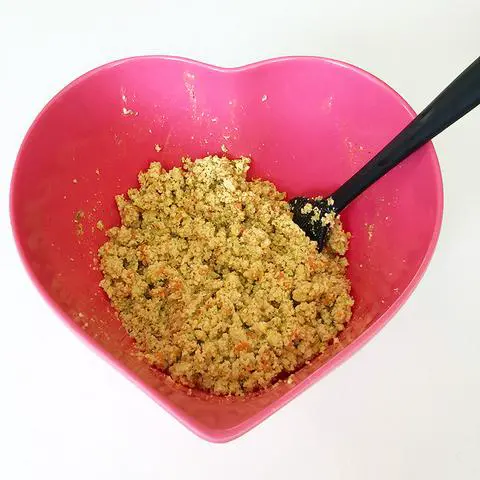 bowl of eggless salad