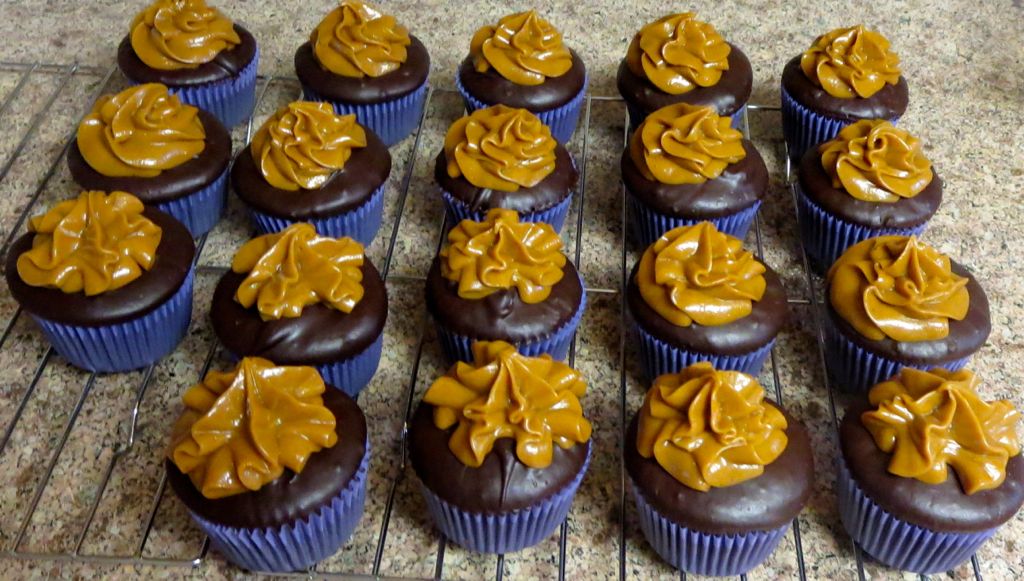 Snickers cupcakes