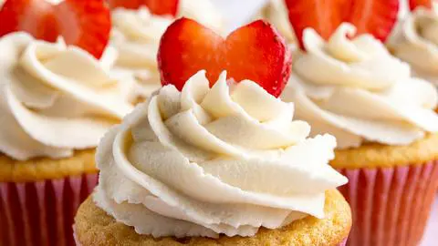 closeup landscape pic of the cupcakes.