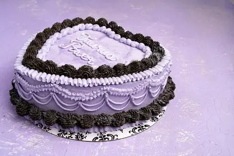 the vegan lambeth cake from the side to show the side details.